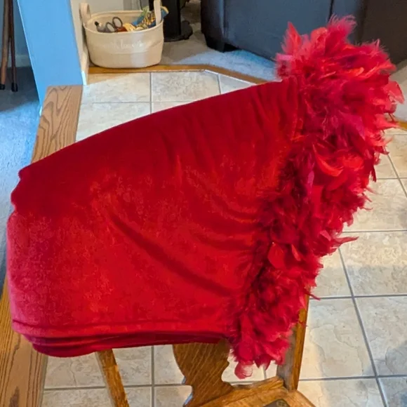 Luxurious Red Throw Blanket - Picture 8 of 8